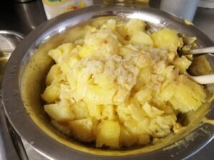 frischer, selbst gemachter Kartoffelsalat